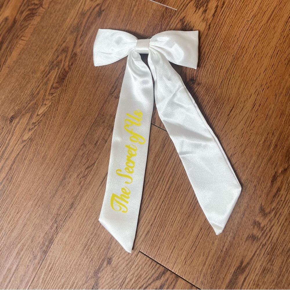 Gracie abrams the secret of us tour hair bow